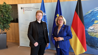 Plan-Jugendbeiratsmitglied Henrike Resch mit Bundesentwicklungsministerin Svenja Schulze
