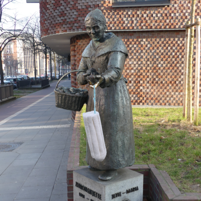 An der Hand der Statue der Zitronenjette hängt ein riesiger Tampon