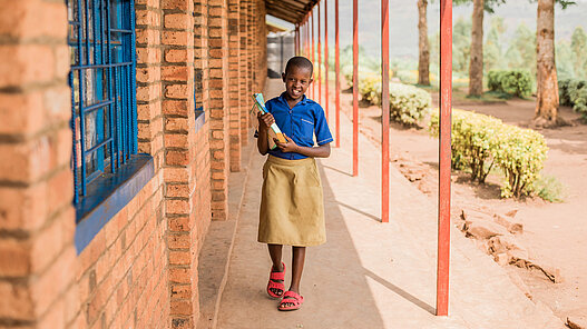 Schulrucksäcke und Bücher für Kinder in Uganda