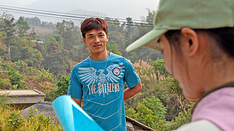 Eine Frau interviewt einen jungen Mann