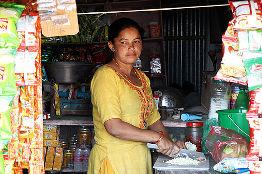 Kabita steht in ihrem Landen in Nepal