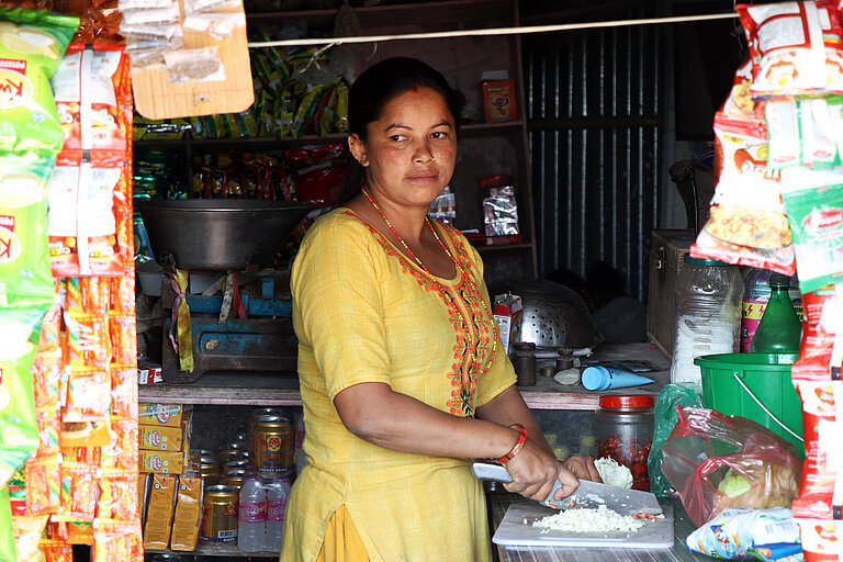Kabita steht in ihrem Landen in Nepal