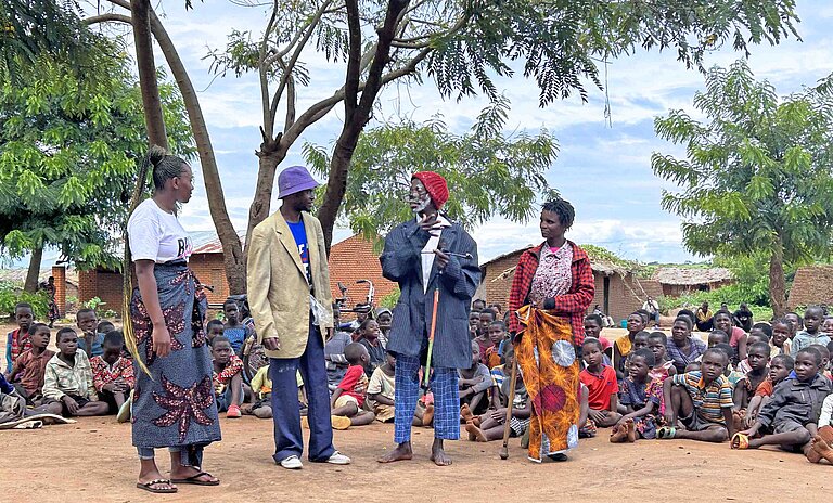 Eine Gruppe junger Leute in Afrika