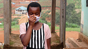 Auch in Kamerun herrscht in öffentlichen Bereichen eine Maskenpflicht. ©Plan International
