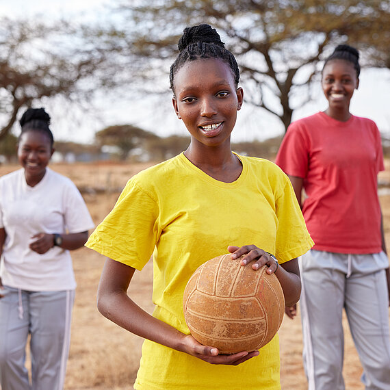 Jugendliche Mädchen in Kajiado, Kenia, spielen Basketball im Rahmen des Break Free Programms von Plan International zur Förderung von Bildung und Gleichstellung.