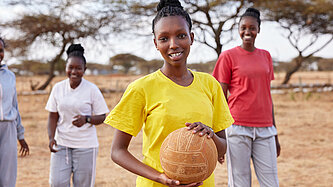 Jugendliche Mädchen in Kajiado, Kenia, spielen Basketball im Rahmen des Break Free Programms von Plan International zur Förderung von Bildung und Gleichstellung.