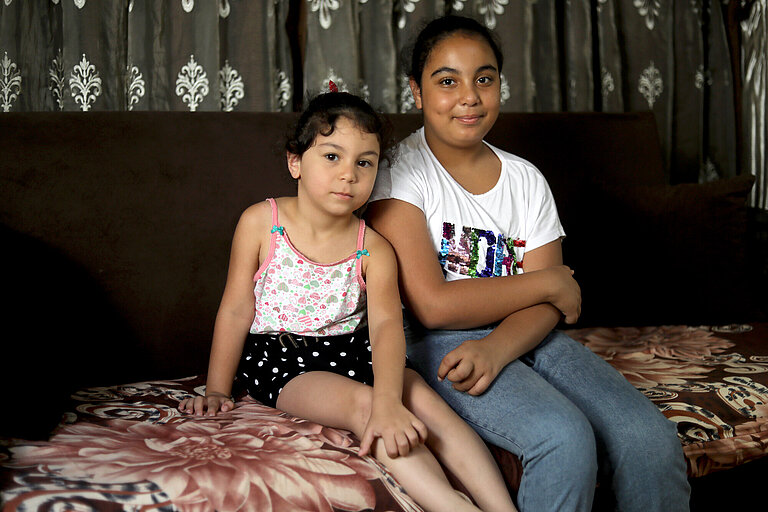 Khouloud (5) und ihre Schwester Nour (10) haben die Schockwelle der Explosion überlebt