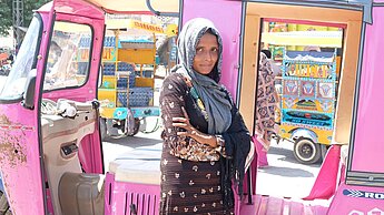 Najm Un Nisa und ihre Freundinnen stärken als Fahrerinnen der pinken Rikschas das Selbstbewusstein aller Frauen in Pakistan. © Plan International