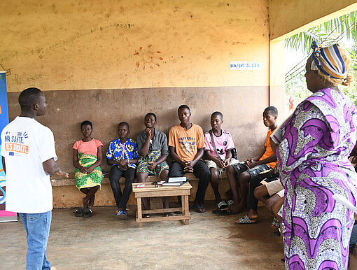 Raum mit Jugendlichen und Lehrenden im Rahmen einer Schulung