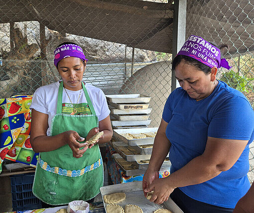 Bäckerinnen bereiten Empanadas zu Zwei Bäckerinnen bereiten Empanadas zu