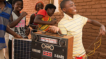 Kurbel- und solarbetriebene Radios: Ein sehr wichtiges Mittel, um Informationen in lokalen Sprachen zu erhalten. ©Plan International/Anthony Huus