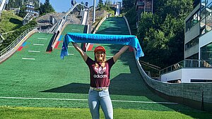 Katharina Althaus vor der Großschanze