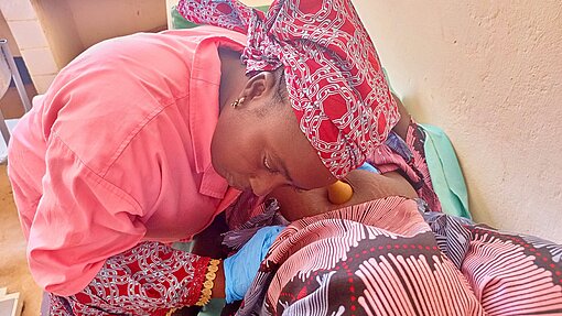 Hebamme untersucht eine Schwangere.