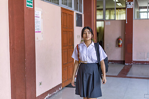 Ein Schulmädchen in Peru