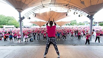 Super Stimmung beim gemeinsamen Warm-Up: Die Teilnehmerinnen wurden bei Samba-Rhythmen eingeheizt. © Norbert Wilhelmi