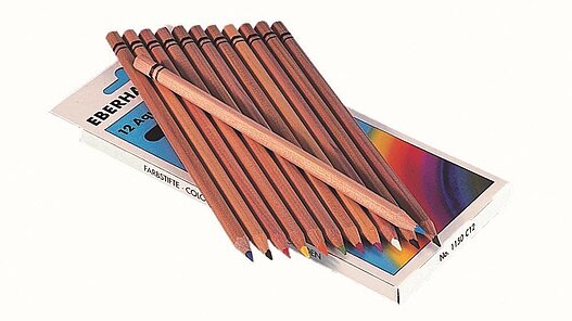 Stifteschachel, die 12 Farbstifte aus Holz liegen odarauf.