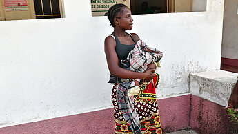 Als der tropische Wirbelsturm Idai auf Mosambik traf, hatte die 20-jährige Amela gerade ihr drittes Kind, eine kleine Tochter, geboren. © Plan International
