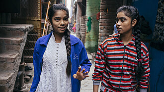 Die 14-jährige Sweetie (l.) setzt sich dafür ein, dass ihre Nachbarschaft in Delhi sicherer wird. © Plan International / Jeton Kaçaniku
