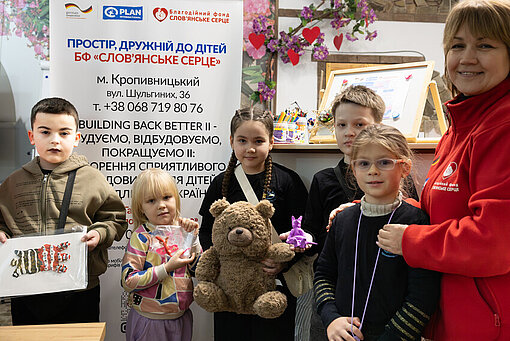 Kinder des Lernzentrums zeigen ihre Aktivitäten mit einer Betreuerin