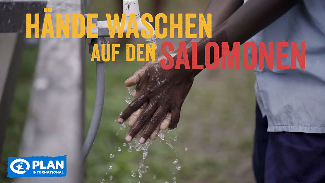 Eine Nahaufnahme von einem Paar Hände, das unter einem Wasserhahn gewaschen wird. Darüber liegt der Text "Händewaschen auf den Salomonen"