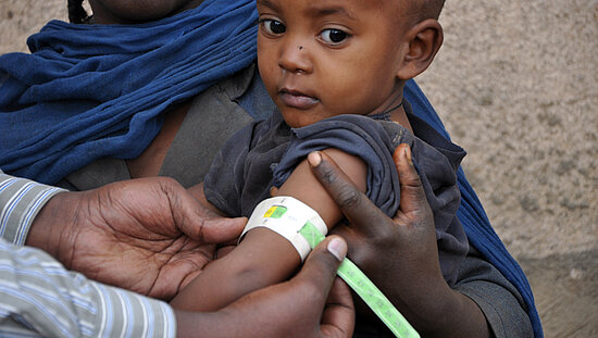 Ein Großteil der Kinder ist unterernährt, es fehlen Lebensmittel und Medikamente. © Plan International