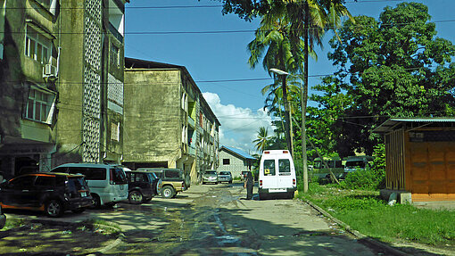 Siedlung und Straße in Sansibar.