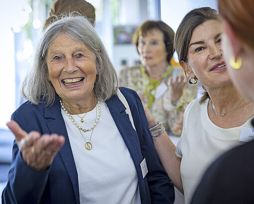 Eine ältere Dame lächelt in die Kamera