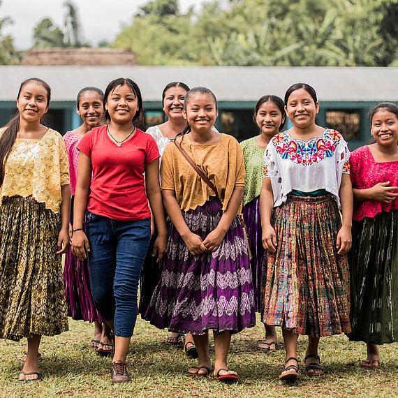 Guatemaltekische Mädchen auf dem Schulhof einer Leadership-Initiative.