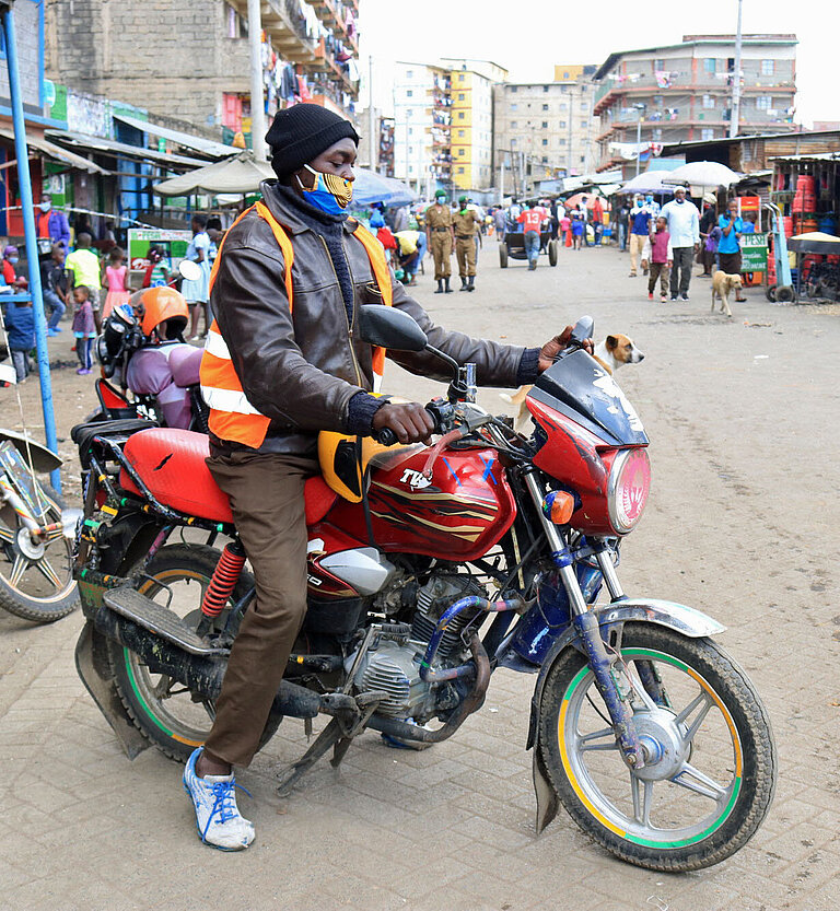 Ein junger Mann sitzt auf einem Motorrad