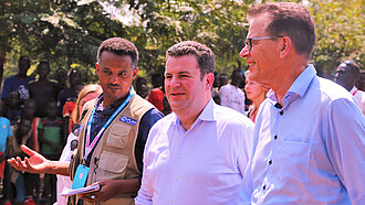 Bundesarbeitsminister Hubertus Heil (links) und Bundesentwicklungsminister Gerd Müller im Flüchtlingscamp Nguenyyiel in Äthiopien. ©Plan International/Hayelegebreal Seyoum