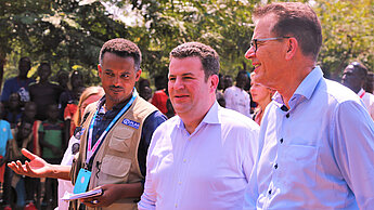 Bundesarbeitsminister Hubertus Heil (links) und Bundesentwicklungsminister Gerd Müller im Flüchtlingscamp Nguenyyiel in Äthiopien. ©Plan International/Hayelegebreal Seyoum