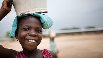 In vielen Dörfern in Ghana ist der Weg zum nächsten Brunnen noch weit.