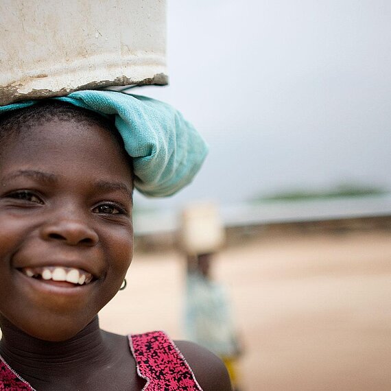 In vielen Dörfern in Ghana ist der Weg zum nächsten Brunnen noch weit.