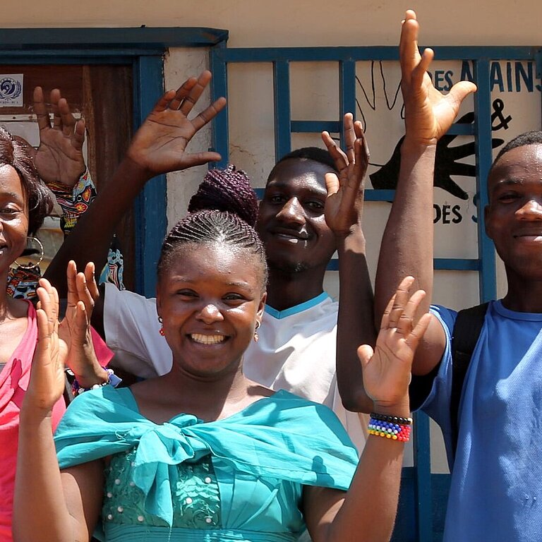 Gruppe vor Trainingszentrum 
