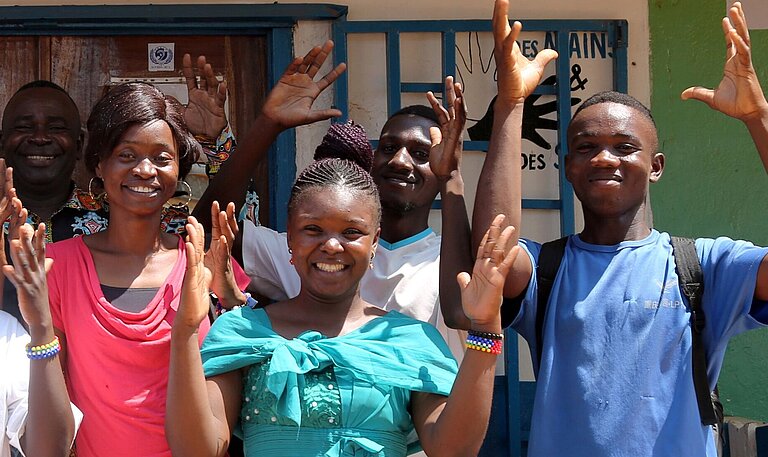 Gruppe vor Trainingszentrum 