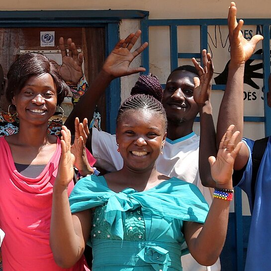 Gruppe vor Trainingszentrum 