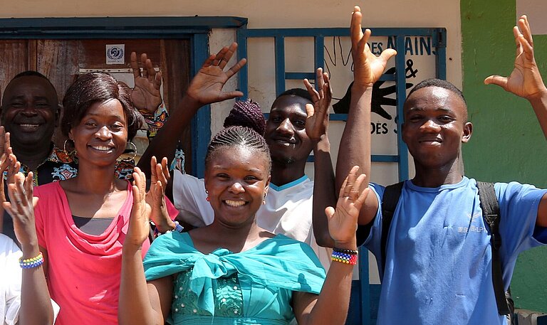 Gruppe vor Trainingszentrum 