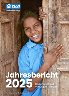 Titelseite des Heftes "Jahresbericht 2025", auf dem eine junge Frau in Inden in einer geöffneten Tür steht
