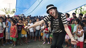 "Clowns Without Borders" (Clowns ohne Grenzen) haben die betroffenen Kinder besucht.