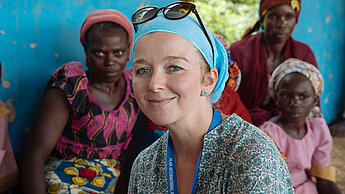 Katharina Witkowski ist Leiterin der Nothilfe in Afrika bei Plan und fährt seit acht Jahren immer wieder in die großen Krisengebiete der Welt, um dort humanitäre Hilfe zu leisten und zu koordinieren. © Plan International/ Hartmut Schwarzbach