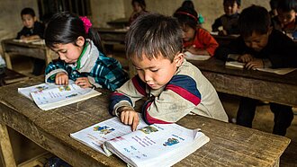 Schulen und Bildungseinrichtungen sind in bewaffneten Konflikten häufig Ziele von Angriffen oder werden für militärische Zwecke missbraucht. © Vincent Tremeau / Plan International