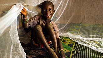 Moskitonetze schützen vor der Übertragung von Malaria. © Plan/Nyani Quarmyne. Bild stammt aus einem ähnlichen Plan-Projekt in Burkina Faso.