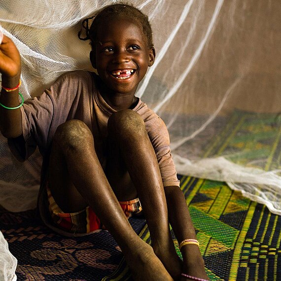 Moskitonetze schützen vor der Übertragung von Malaria. © Plan/Nyani Quarmyne. Bild stammt aus einem ähnlichen Plan-Projekt in Burkina Faso.