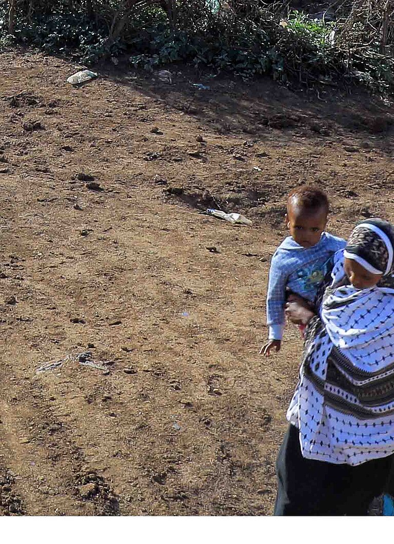Regen zieht über einem Zeltlager auf