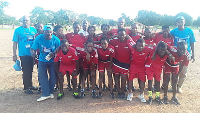 EIne Fußballmannschaft legt sich die Arme auf die Schultern