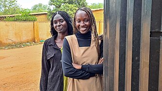 Zwei junge Frauen an einer Tür