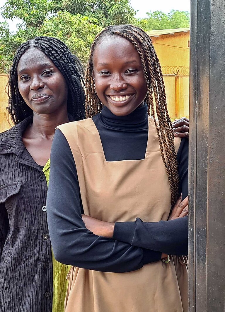 Zwei junge Frauen an einer Tür