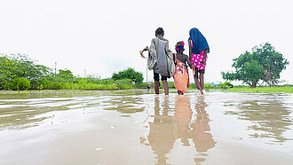 Frauen waten bis zu den Knöcheln im Wasser