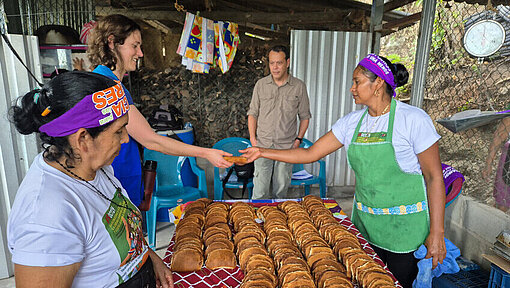 Frische Empanadas werden auf dem Markt verkauft Frauen verkaufen frische Empanadas auf einem Markt