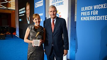 Preisträgerin Joanna Michna und Ulrich Wickert bei der Preisverleihung 2016. © Alexander Schumann